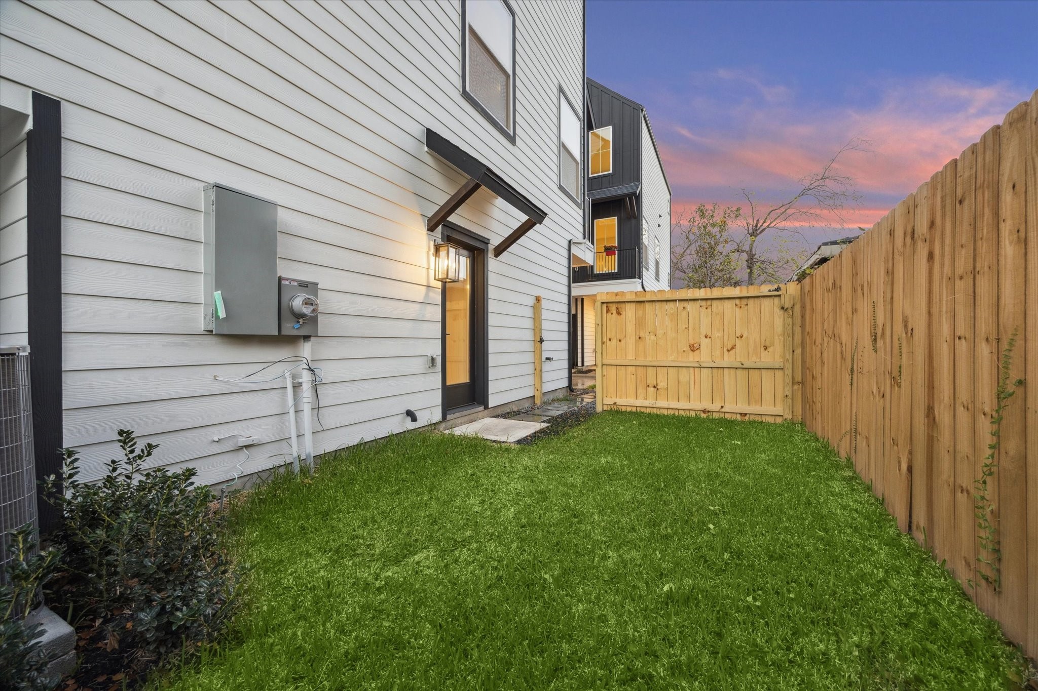 719 Thornton Road, Unit C Houston, TX 77018 - Photo 42 of 45 a view of backyard of house