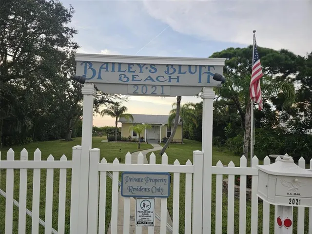 a sign that is sitting on a brick wall