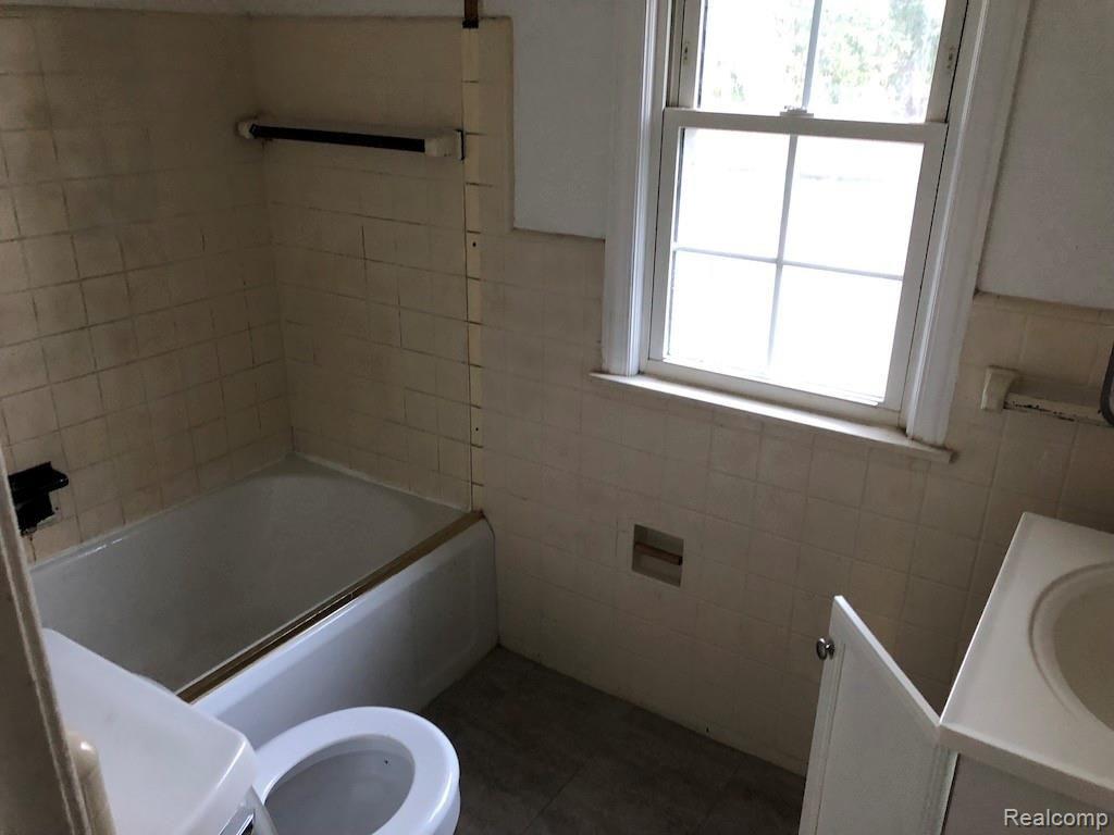 14866 Greenview Road Detroit, MI 48223 - Photo 15 of 20 IMG_0026.jpg