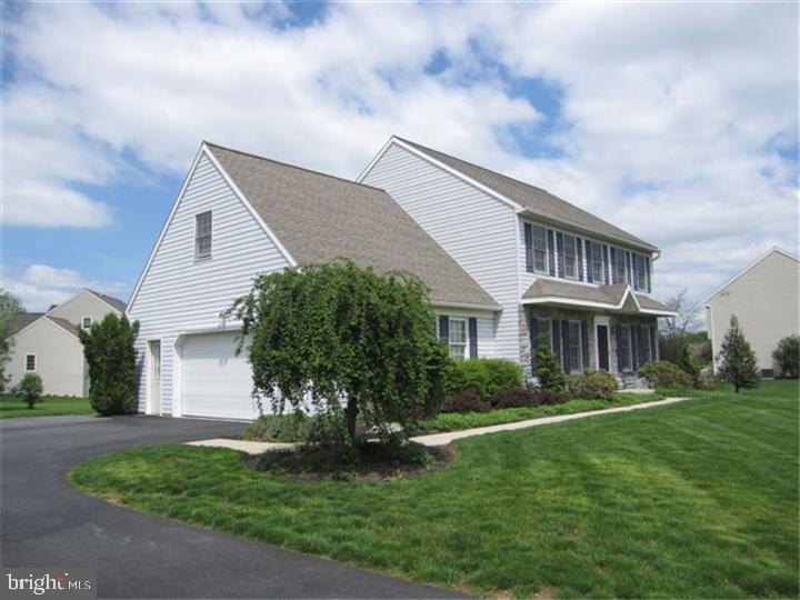 379 Squire Lane Lititz, PA 17543 - Photo 12 of 13 Garage