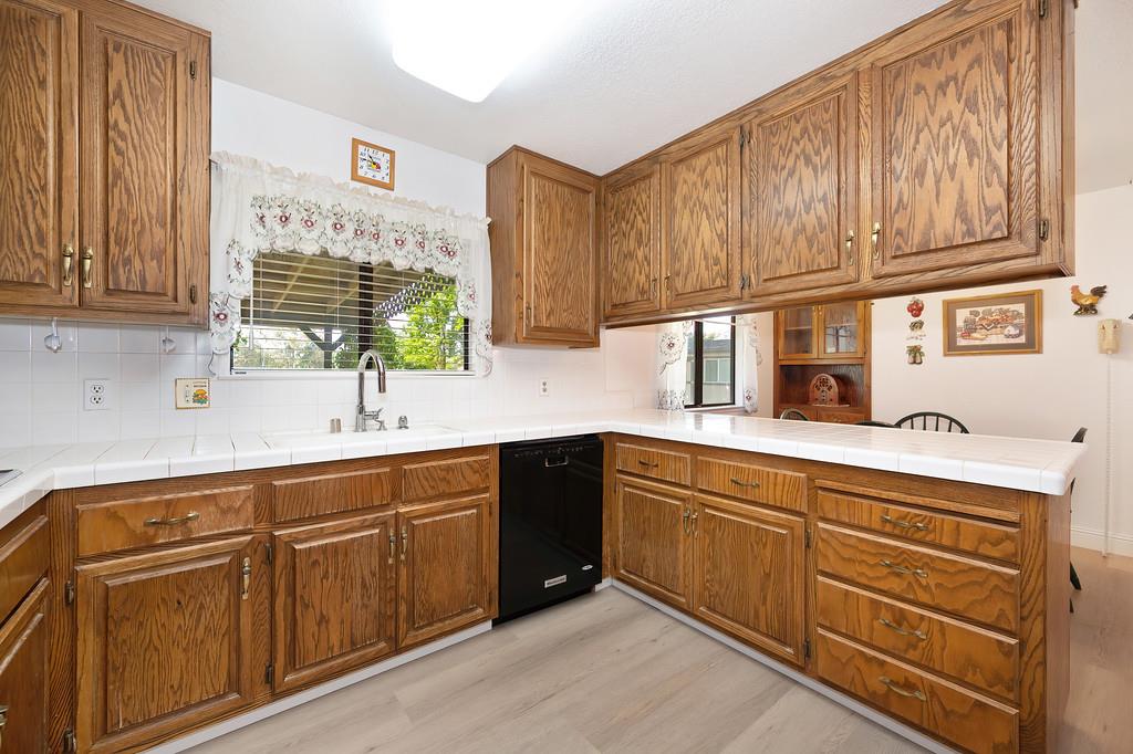 8798 Caselman Road Sacramento, CA 95828 - Photo 12 of 57