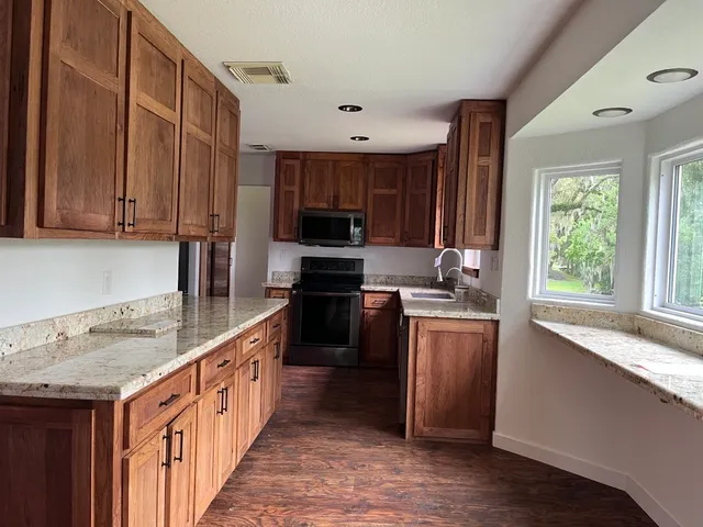 $378,000 | 329 Buffalo Trail, Lake Jackson, TX 77566