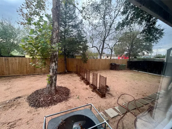 $2,850 | 302 Moody Street, Houston, TX 77009