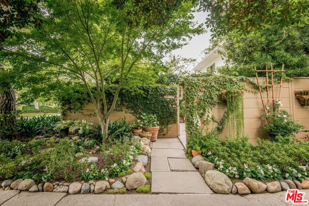 5233 Village Green Los Angeles, CA 90016 - Photo 27 of 34 a view of a garden with sitting area