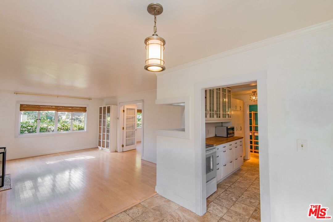 5233 Village Green Los Angeles, CA 90016 - Photo 6 of 34