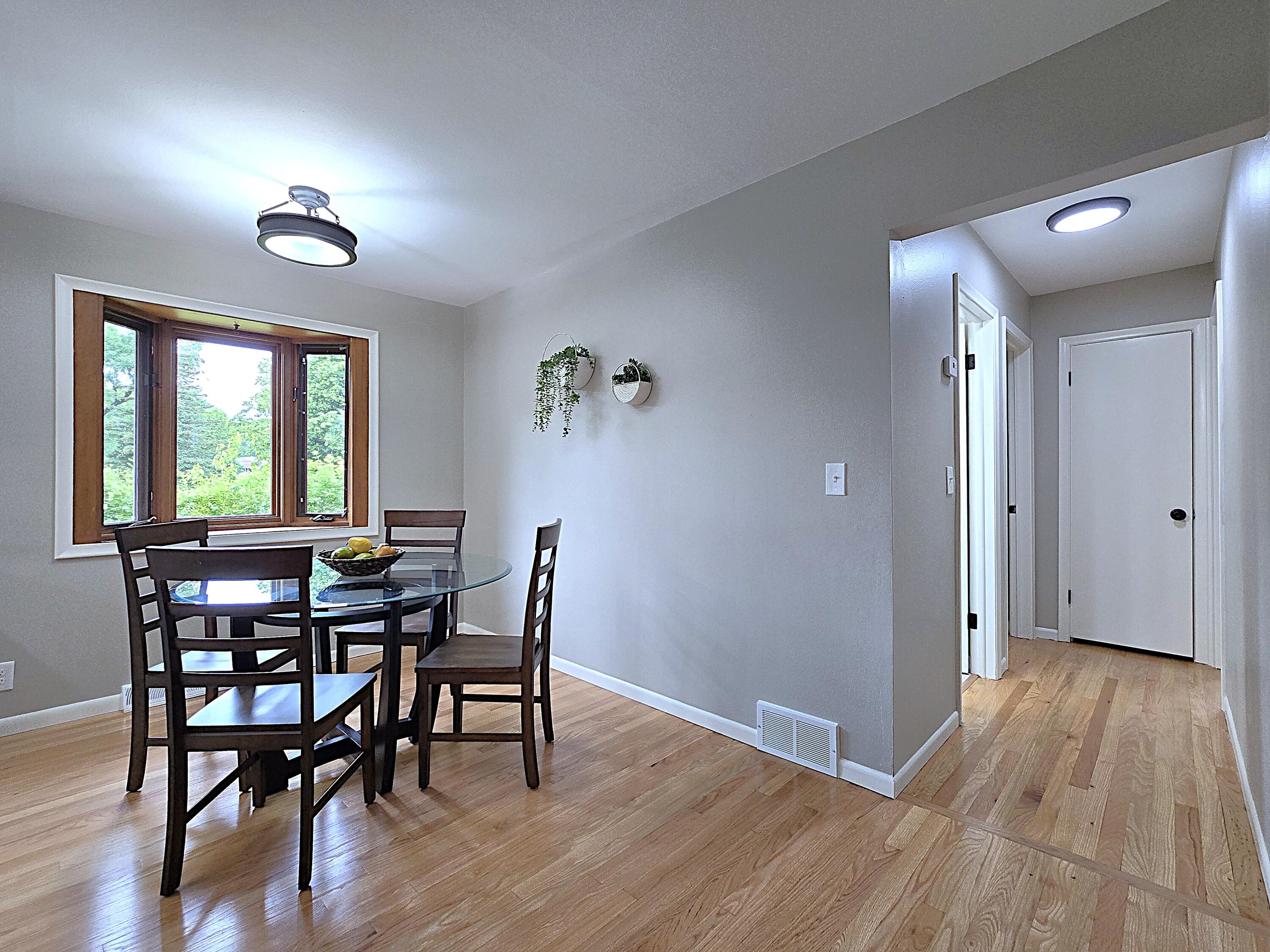 W136N7015 Claas Road Menomonee Falls, WI 53051 - Photo 11 of 54 Dinette
