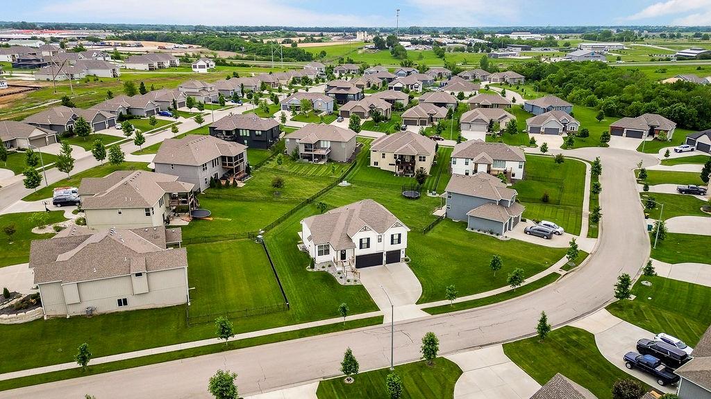 18911 Weaver St Spring Hill Spring Hill, KS 66083 - Photo 2 of 47