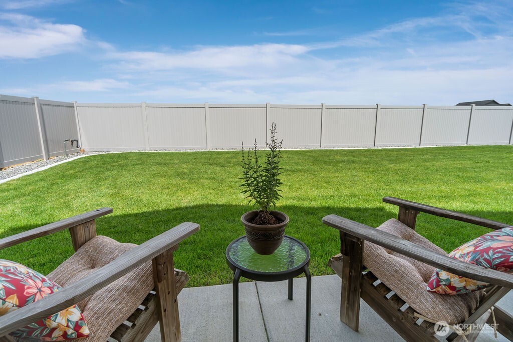 231 Shrute Road Prosser, WA 99350 - Photo 31 of 36 a view of a chairs and table in patio