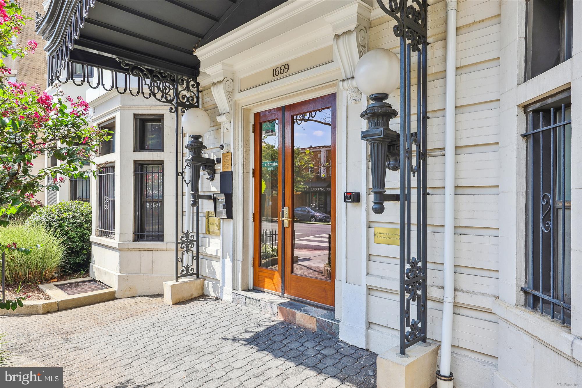 1669 Columbia Road Northwest, Unit 204 Washington, DC 20009 - Photo 3 of 42 a view of entrance front of the house