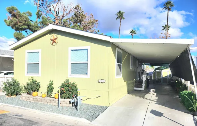 a view of a house with fountain