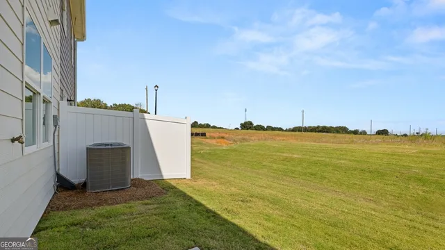 a view of an house with backyard and garden