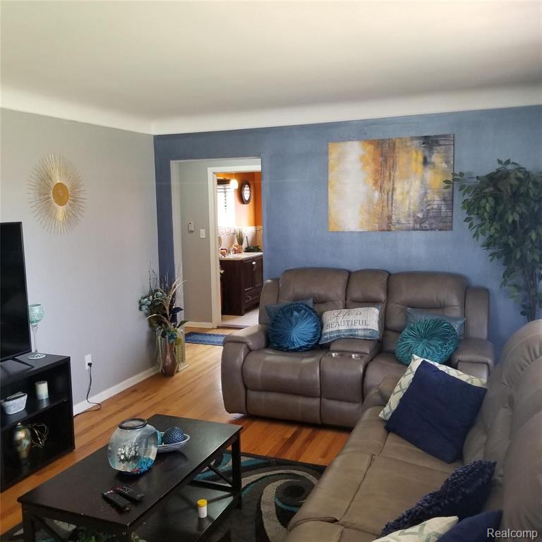 24704 Ridgecroft Avenue Eastpointe, MI 48021 - Photo 9 of 48