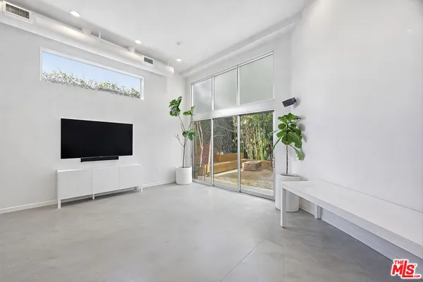 $14,985 | 2100 Abbot Kinney Boulevard, Unit 7, Venice, CA 90291