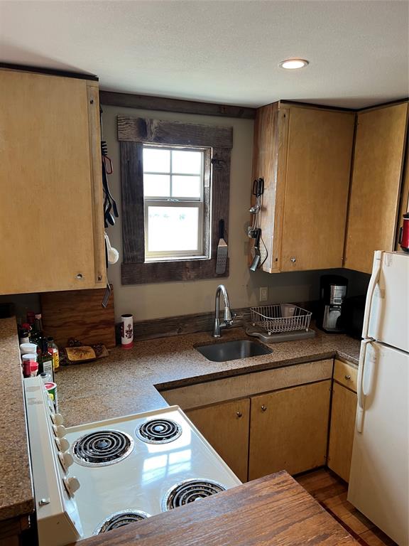 1921 Salt Creek Road Jacksboro, TX 76458 - Photo 10 of 31 a room with a sink a washer and a mirror