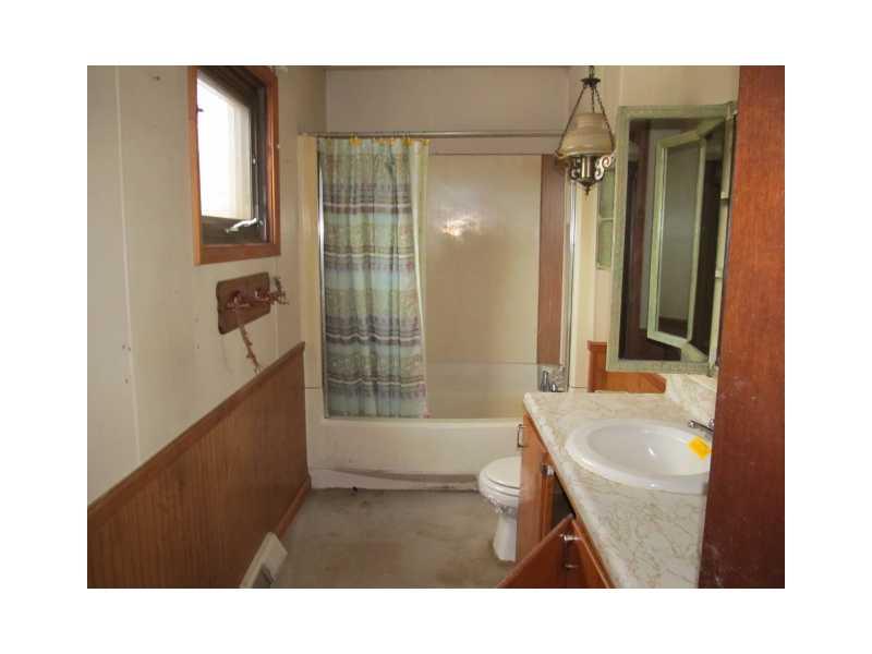 140 Red Goose Road Somerset, PA 15501 - Photo 3 of 14 Full Bath.
