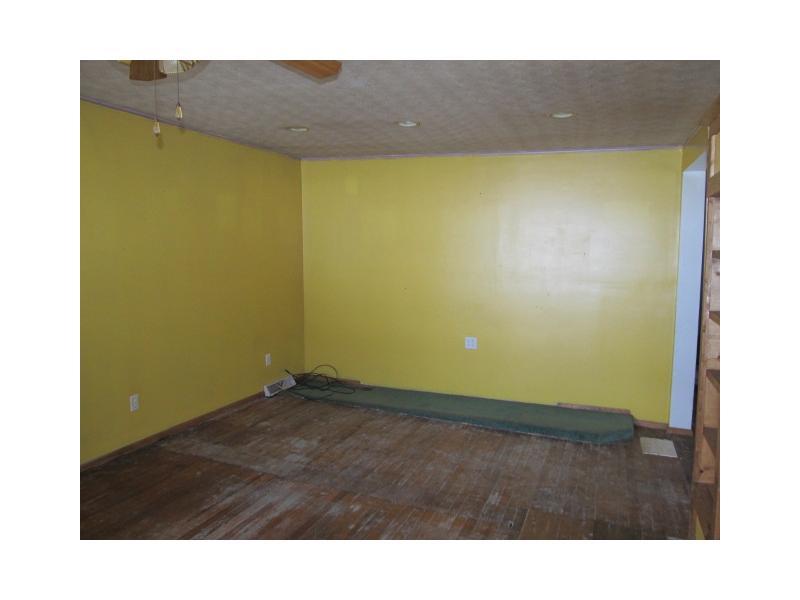 140 Red Goose Road Somerset, PA 15501 - Photo 6 of 14 Living Room.