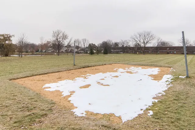 $2,400 | 238 Driftwood Lane, Bloomingdale, IL 60108