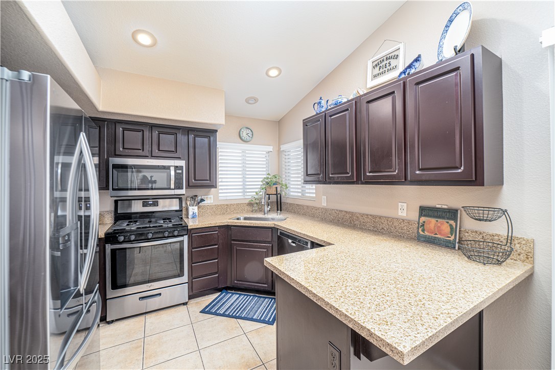 254 Camelback Ridge Avenue Henderson, NV 89012 - Photo 3 of 40