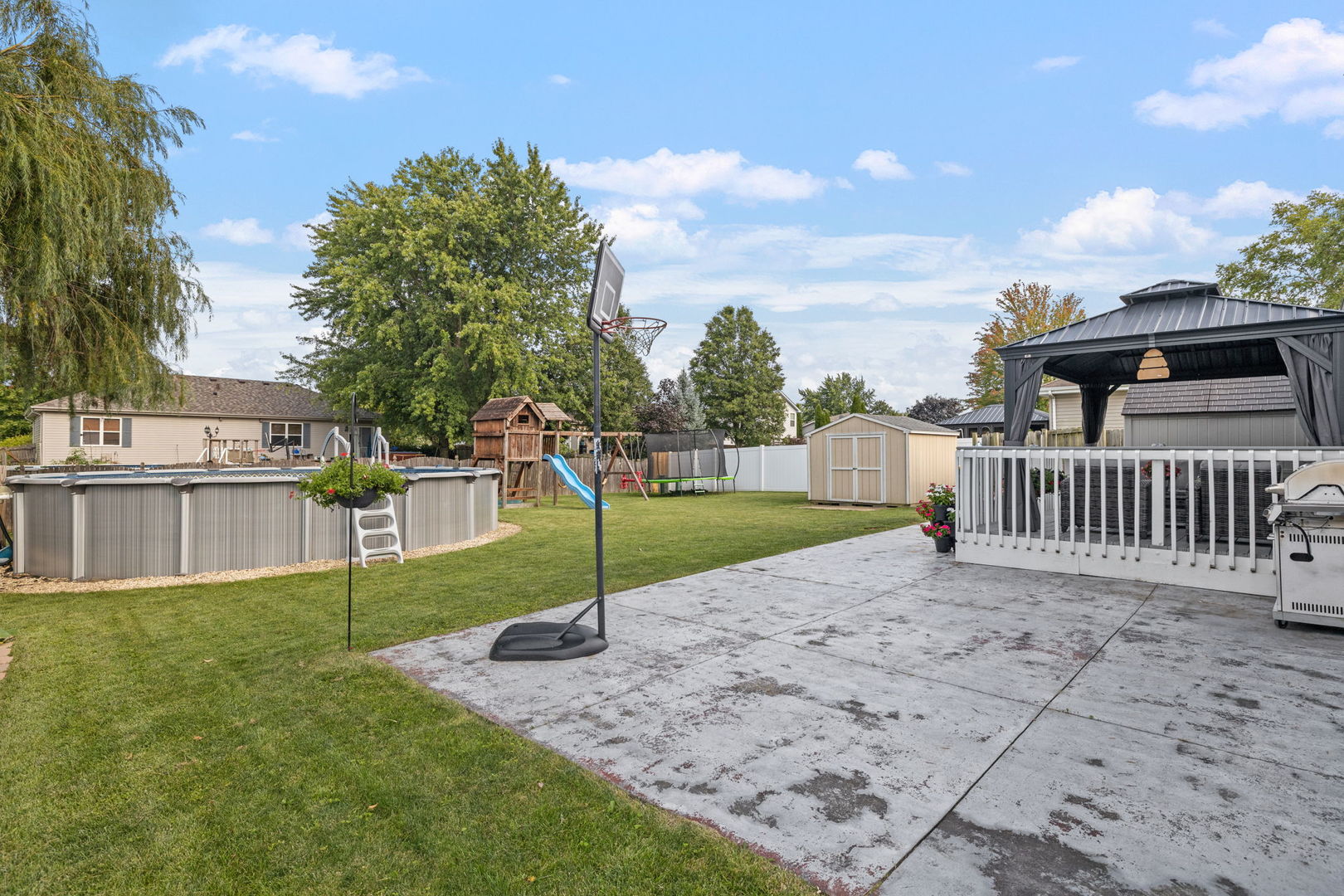 898 Meadowbrook Road Elwood, IL 60421 - Photo 25 of 30 a view of a deck with a big yard