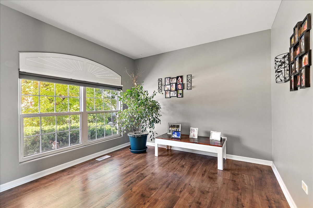 898 Meadowbrook Road Elwood, IL 60421 - Photo 3 of 30 a living room with furniture and a potted plant