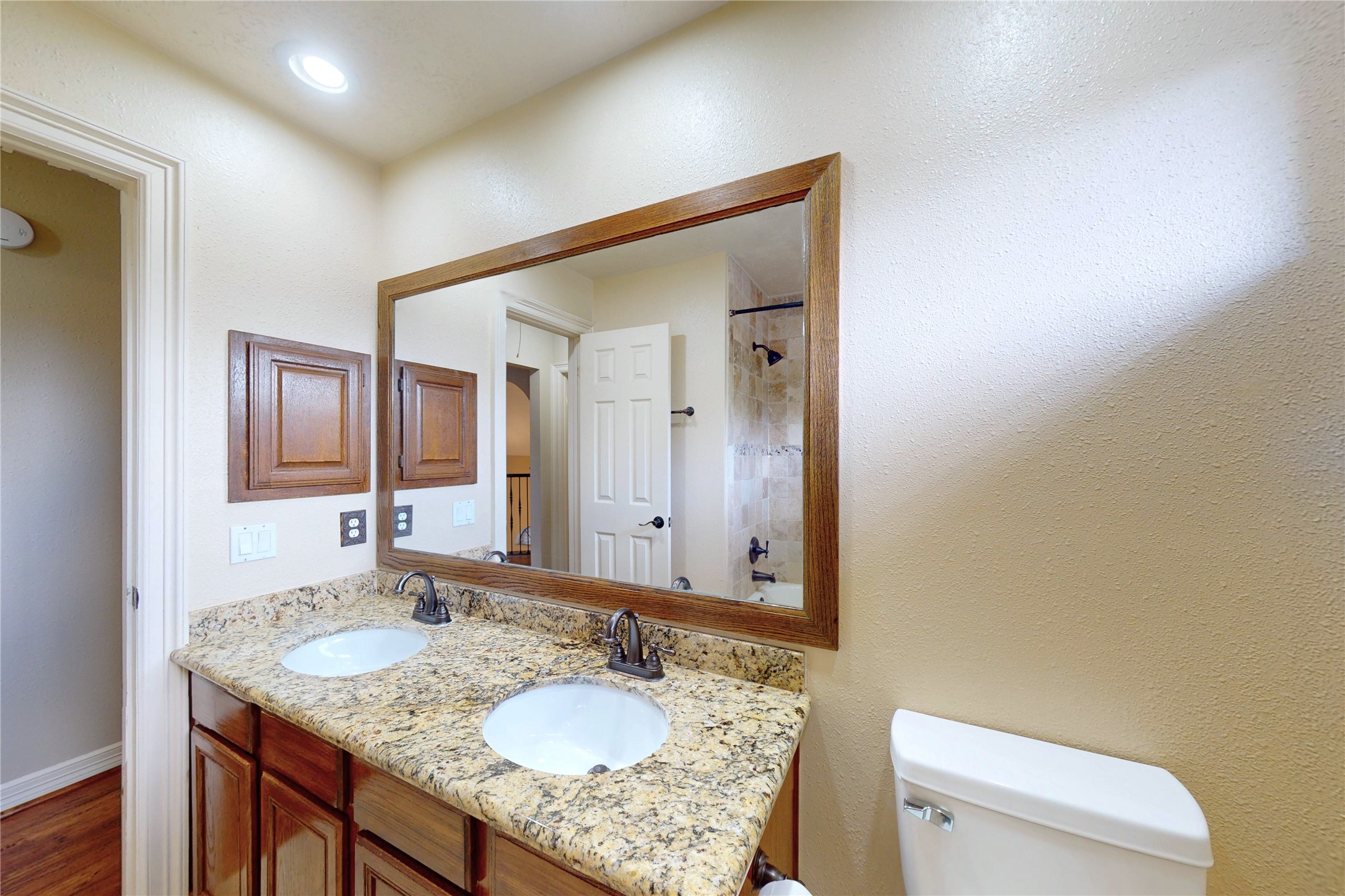 3502 Brymoor Court Pearland, TX 77584 - Photo 20 of 32 Upstairs bathroom