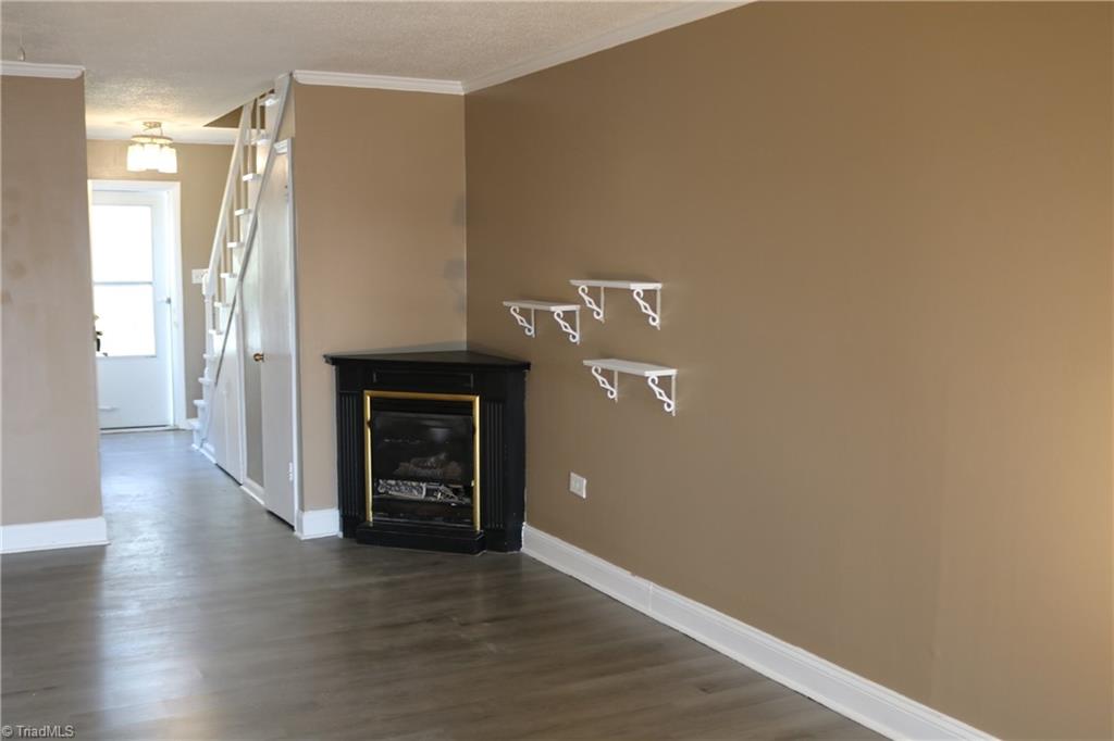 101 Oxford Place, Unit 19 High Point, NC 27262 - Photo 4 of 25 LivingRoom