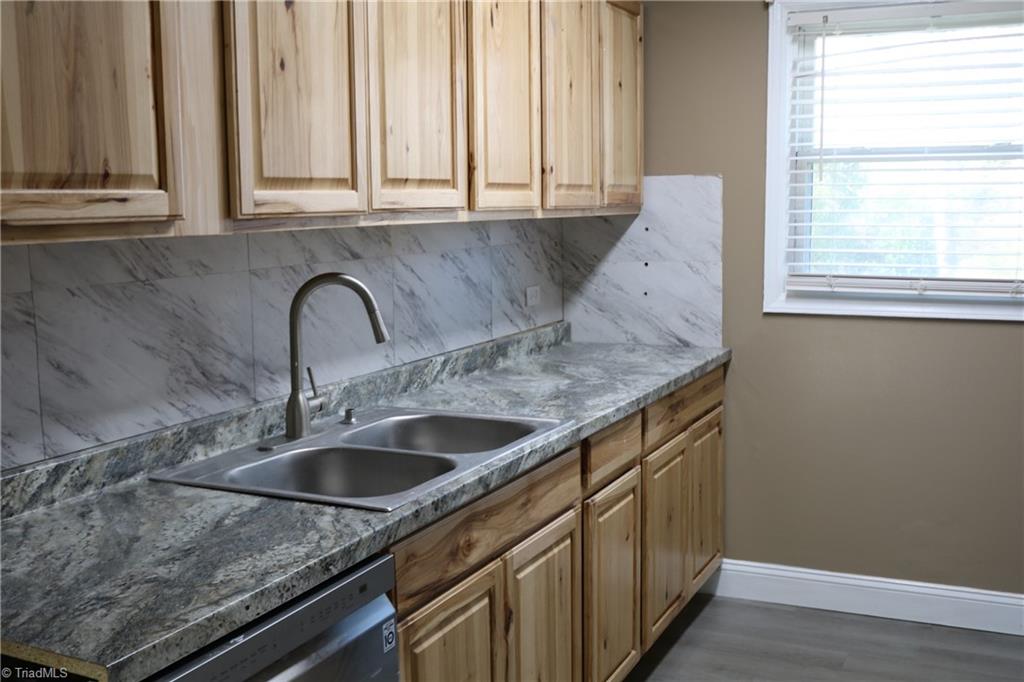 101 Oxford Place, Unit 19 High Point, NC 27262 - Photo 6 of 25 kitchen