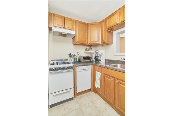 $4,400 | 165 Christopher Street, Unit 2O | West Village
