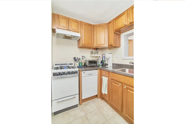 $4,400 | 165 Christopher Street, Unit 2O | West Village