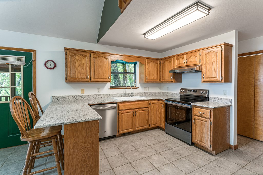 425 Boyd Ridge Drive Murphy, NC 28906 - Photo 10 of 41 Kitchen w/ peninsula seating