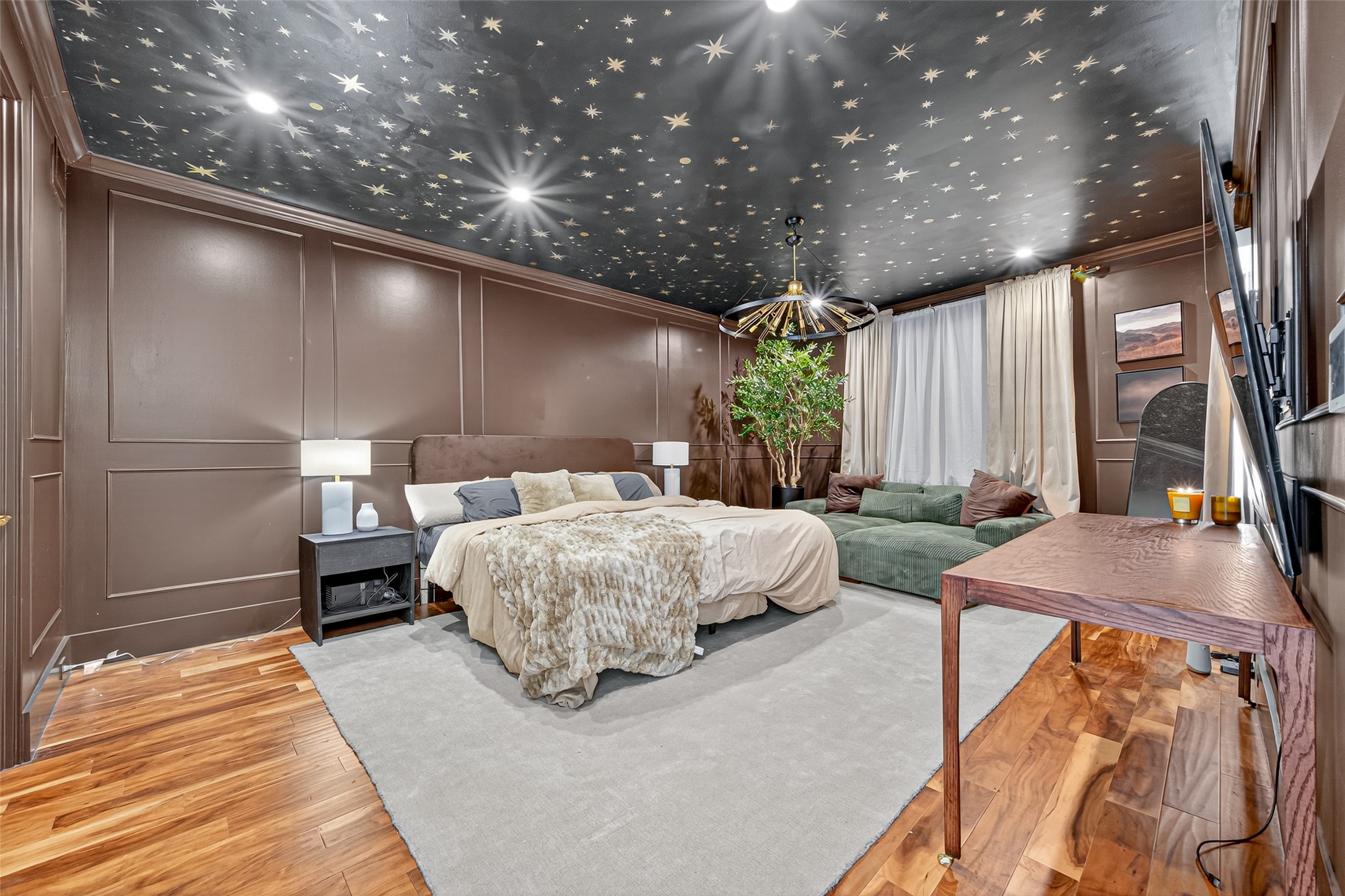 211 Stratford Street Houston, TX 77006 - Photo 15 of 33 a spacious bedroom with a large bed and a chandelier