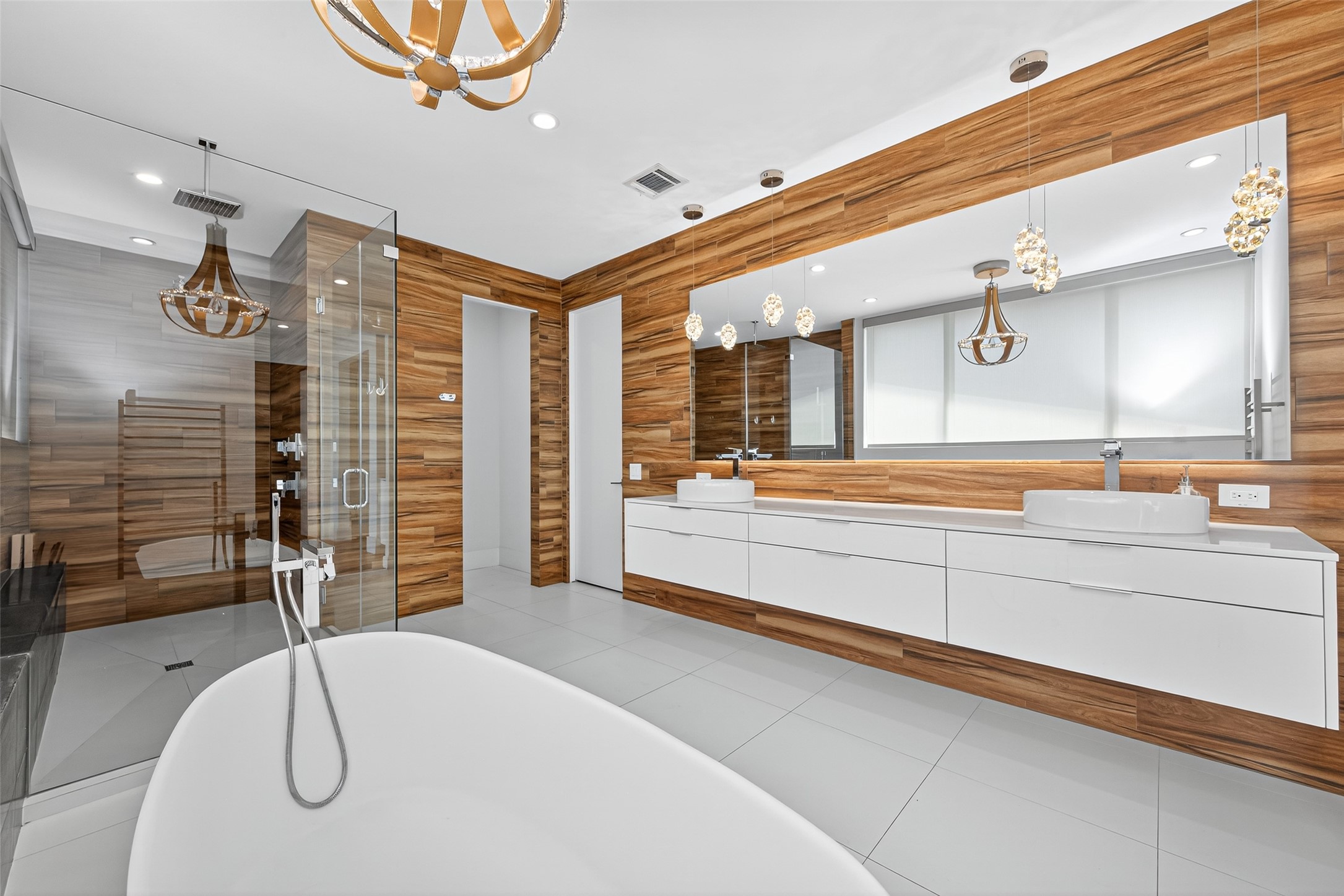 211 Stratford Street Houston, TX 77006 - Photo 17 of 33 a bathroom with a tub and a double vanity sink