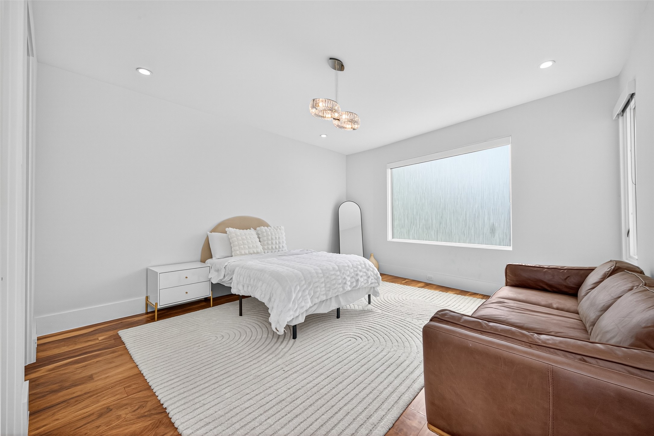 211 Stratford Street Houston, TX 77006 - Photo 21 of 33 a living room with furniture and a window