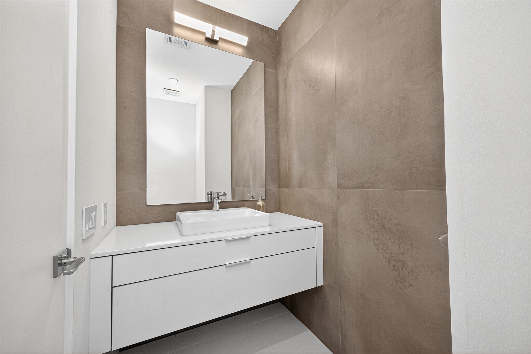 211 Stratford Street Houston, TX 77006 - Photo 23 of 33 a bathroom with a sink and a mirror