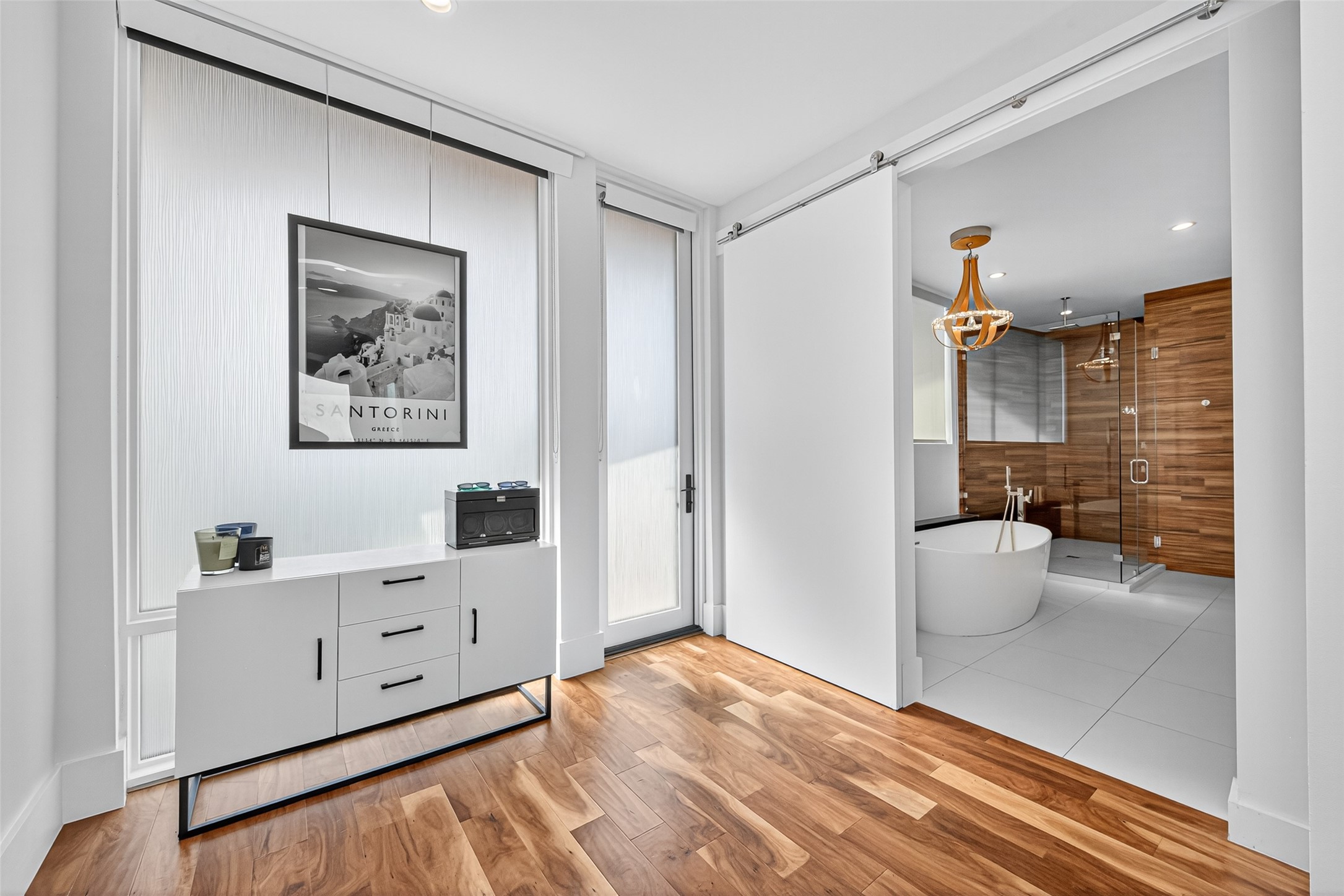 211 Stratford Street Houston, TX 77006 - Photo 24 of 33 a bathroom with a toilet sink and mirror