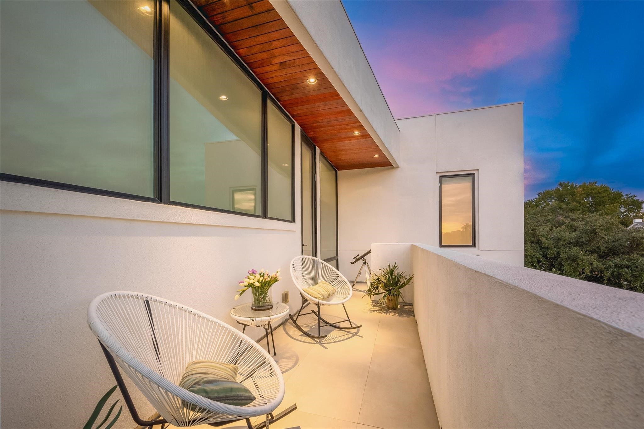211 Stratford Street Houston, TX 77006 - Photo 29 of 33 a dining room with furniture and wooden floor