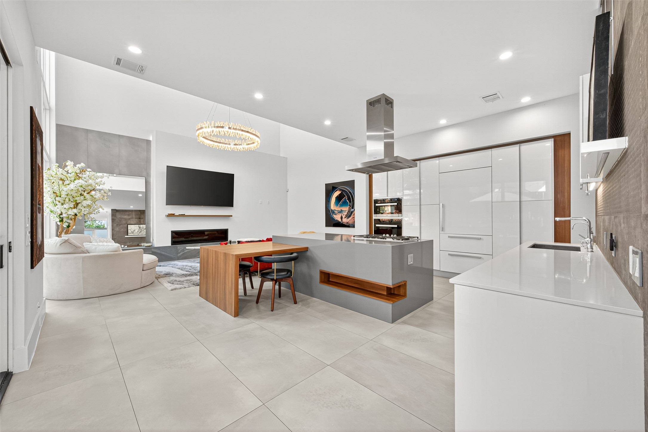 211 Stratford Street Houston, TX 77006 - Photo 4 of 33 a living room with furniture and a flat screen tv