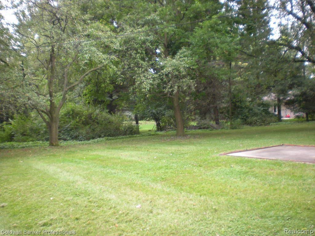 60 Nesbit Lane Rochester, MI 48309 - Photo 11 of 13 View of Yard
