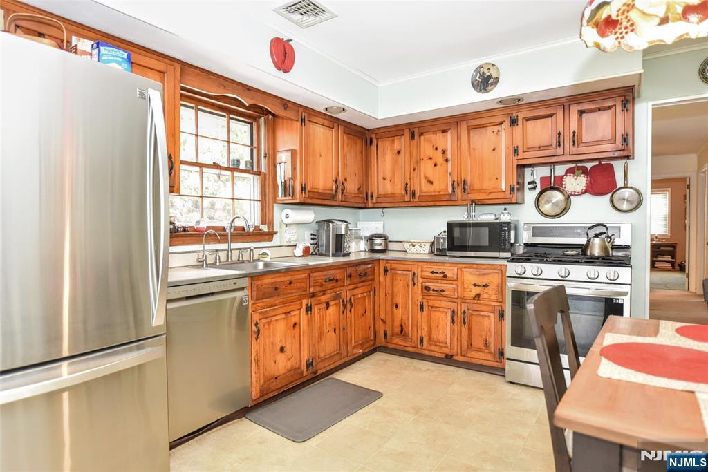 60 Highland Road Bloomingdale, NJ 07403 - Photo 11 of 30