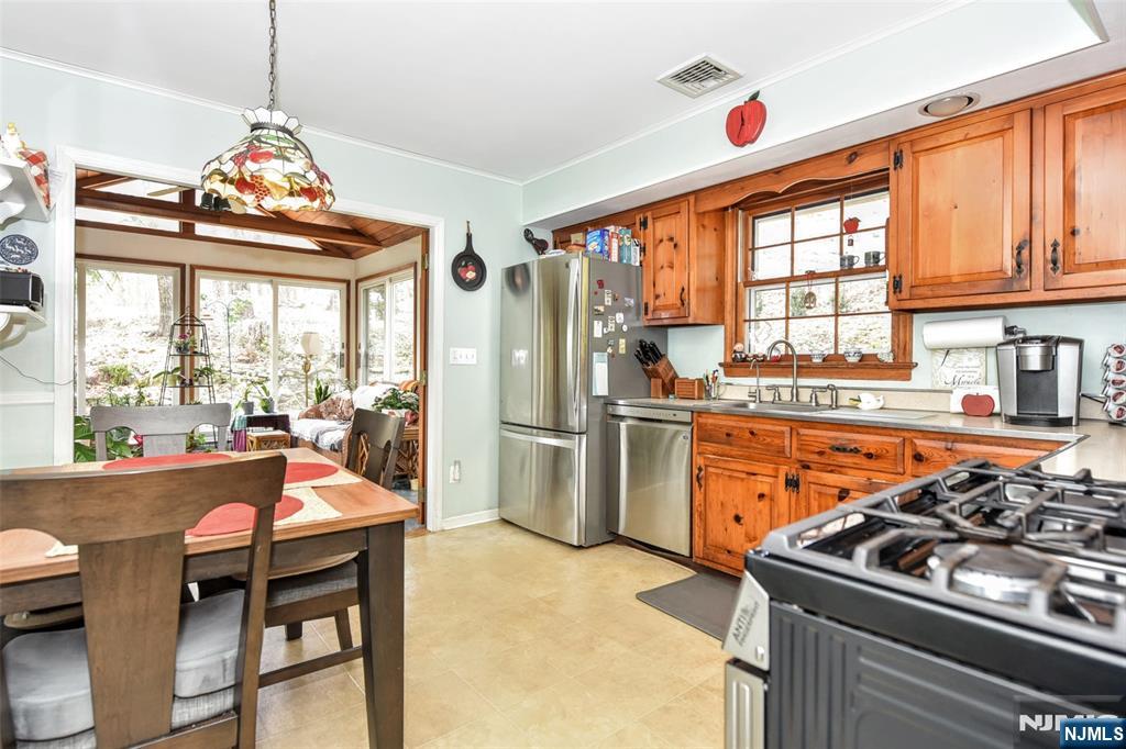 60 Highland Road Bloomingdale, NJ 07403 - Photo 10 of 30