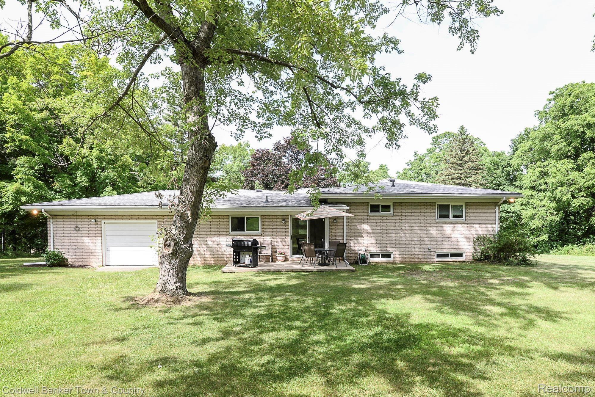 12318 White Lake Road Fenton, MI 48430 - Photo 3 of 42 DSC_4.jpg