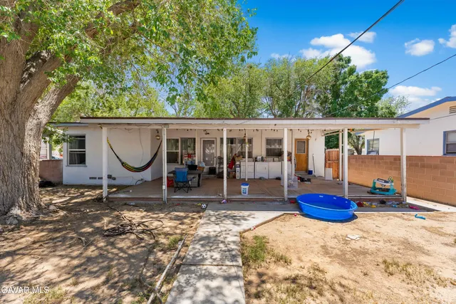 a view of a house with backyard