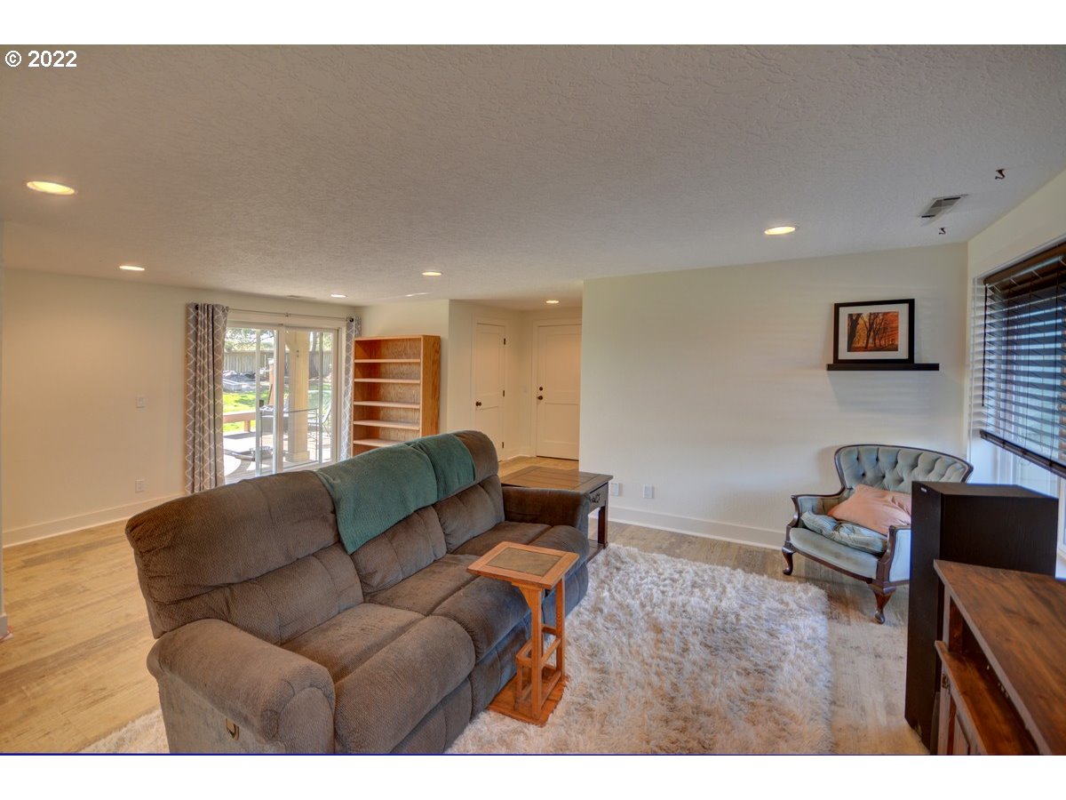 90459 Par Road Warrenton, OR 97146 - Photo 11 of 24 Family Room
