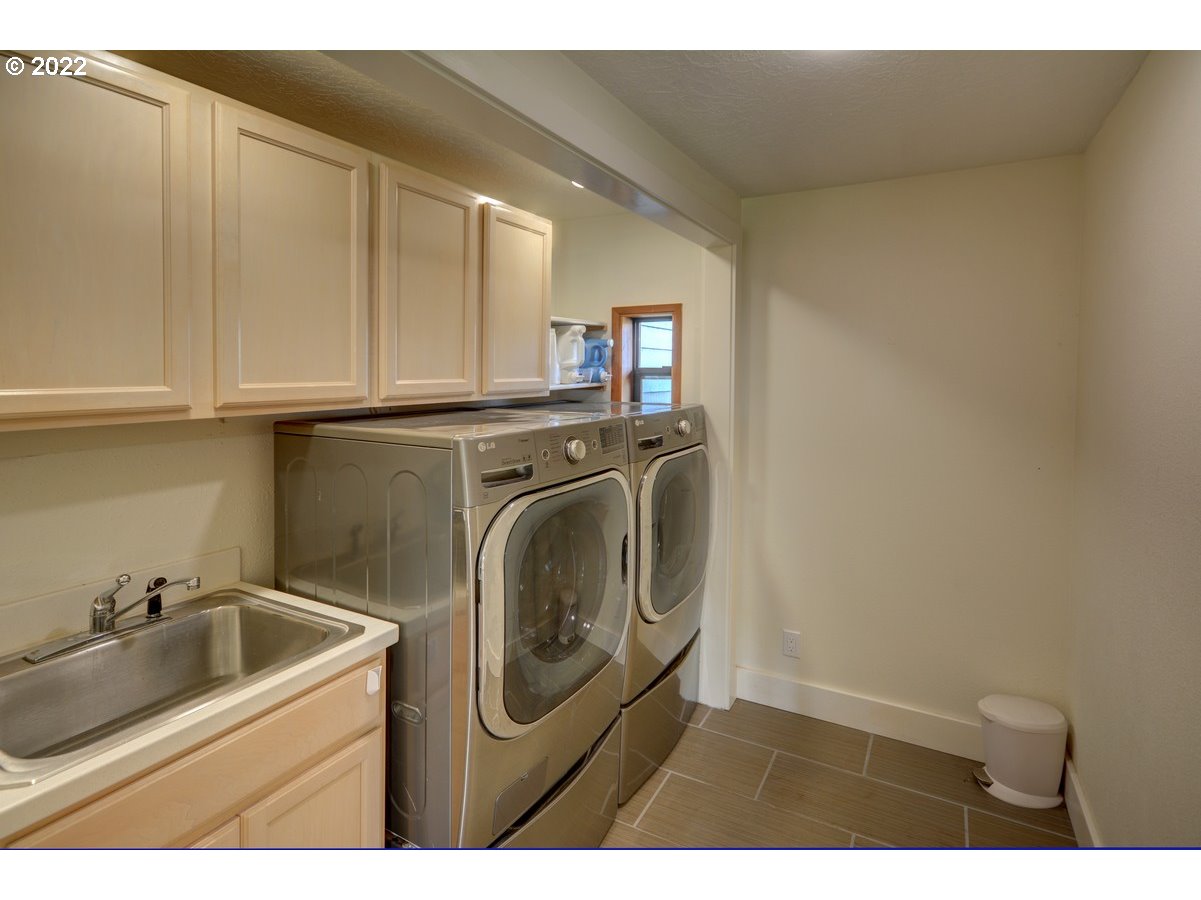 90459 Par Road Warrenton, OR 97146 - Photo 22 of 24 Laundry