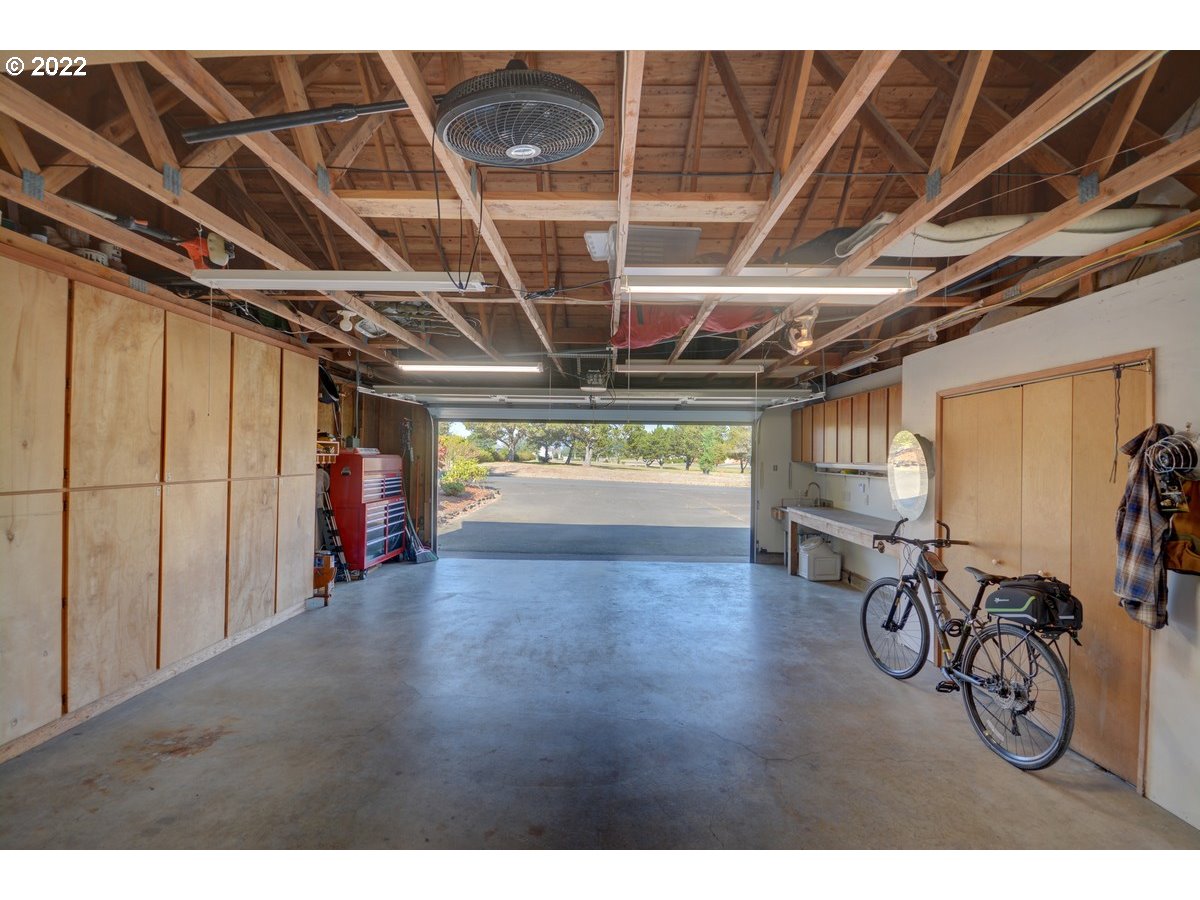 90459 Par Road Warrenton, OR 97146 - Photo 23 of 24 Garage