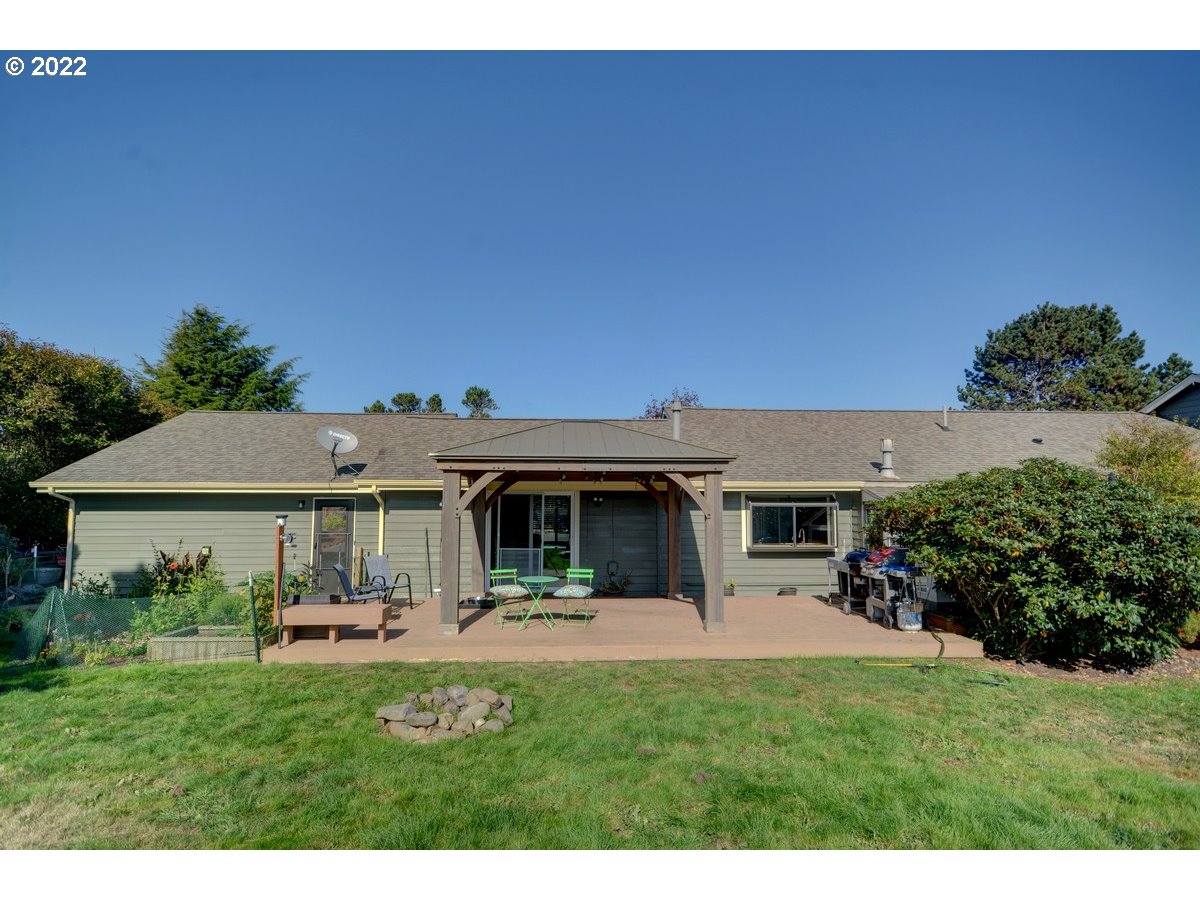 90459 Par Road Warrenton, OR 97146 - Photo 4 of 24 Backyard