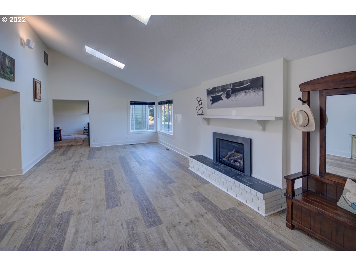 90459 Par Road Warrenton, OR 97146 - Photo 6 of 24 Living Room