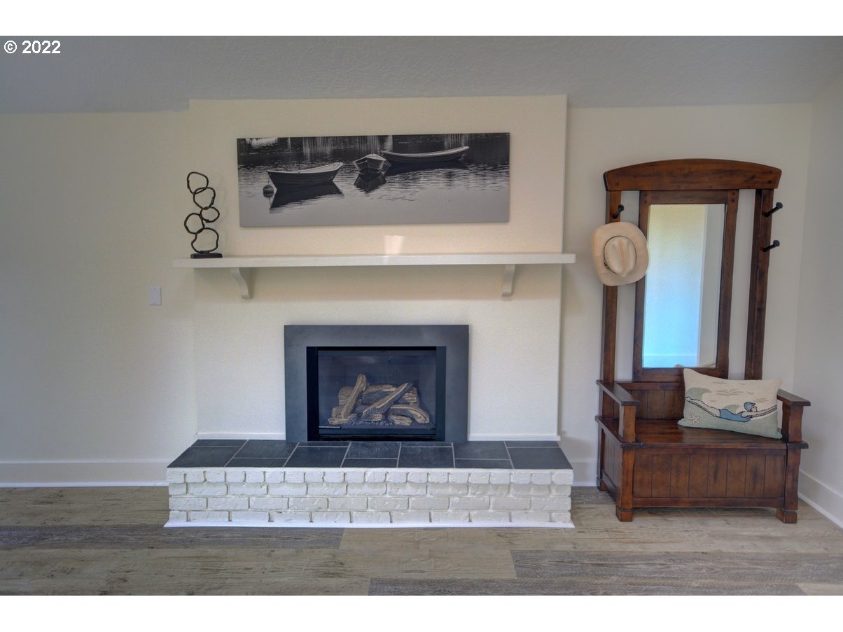90459 Par Road Warrenton, OR 97146 - Photo 7 of 24 Fireplace Gas