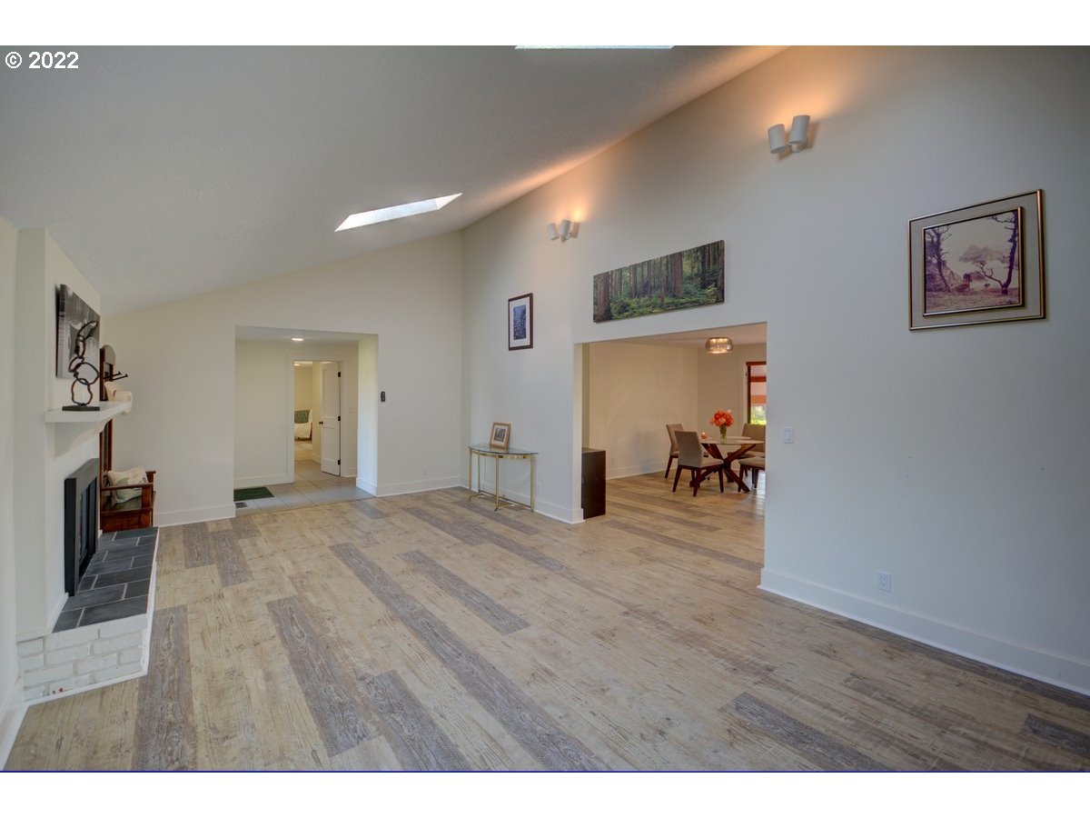 90459 Par Road Warrenton, OR 97146 - Photo 8 of 24 Living Room