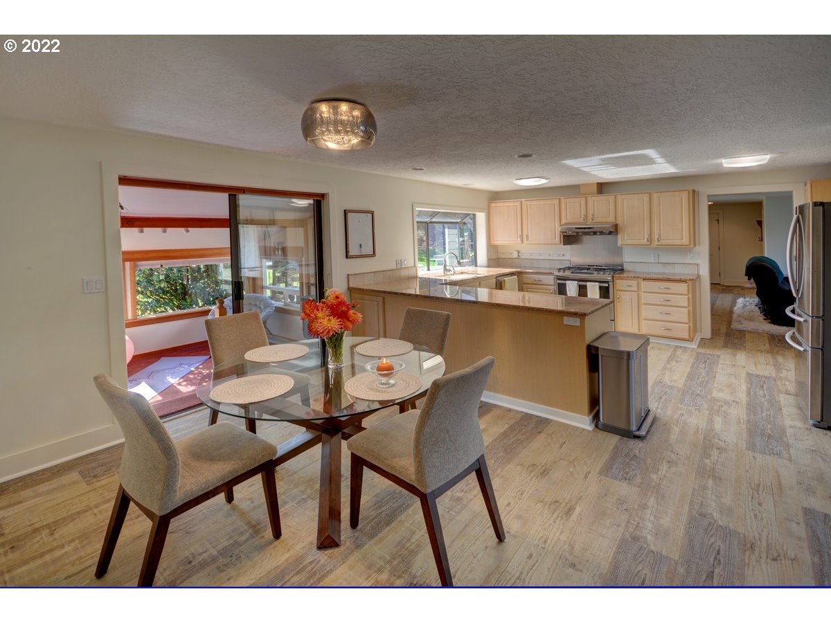 90459 Par Road Warrenton, OR 97146 - Photo 9 of 24 Dining Area